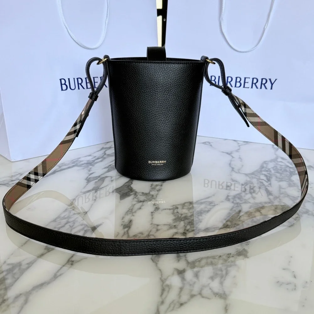Burberry SM Bucket Bag‎ Black Pebbled Leather Interior Vintage Check 8084035